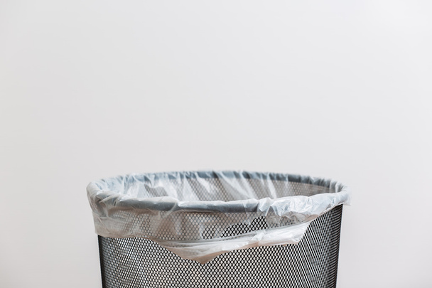 Poubelle vide avec un plastique
 - Photo, image