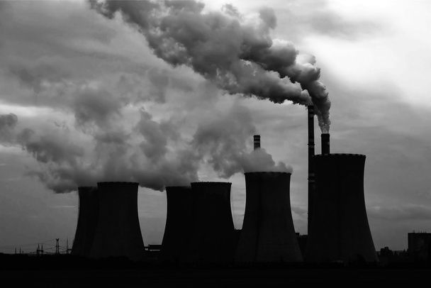 vista de la central eléctrica de carbón humeante
 - Foto, imagen