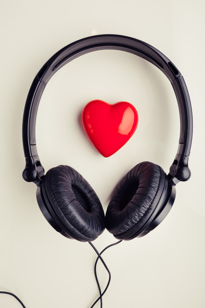 Stereo-Kopfhörer mit rotem Herzsymbol - Foto, Bild