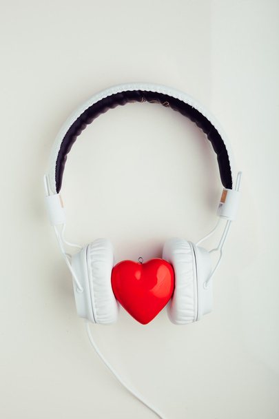 Kırmızı kalp simgesi olan stereo kulaklık - Fotoğraf, Görsel