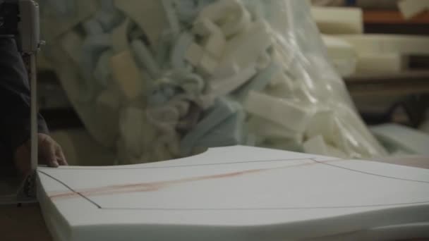 Ember vesz készített paralon és termelési késsel vágjuk bekerített sorok - Felvétel, videó
