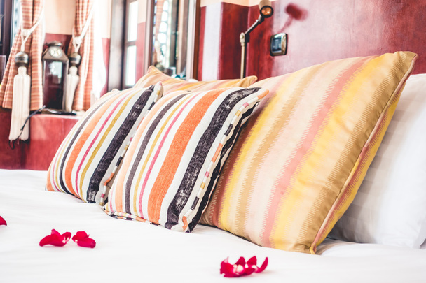 Kissen auf dem Bett im marokkanischen Stil - Foto, Bild