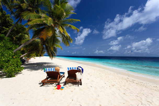 Duas cadeiras na praia tropical, férias em família
 - Foto, Imagem