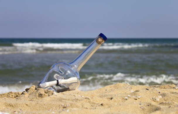 Carta em uma garrafa na praia
 - Foto, Imagem