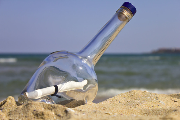 Üzenet egy üvegben a tengerparton - Fotó, kép