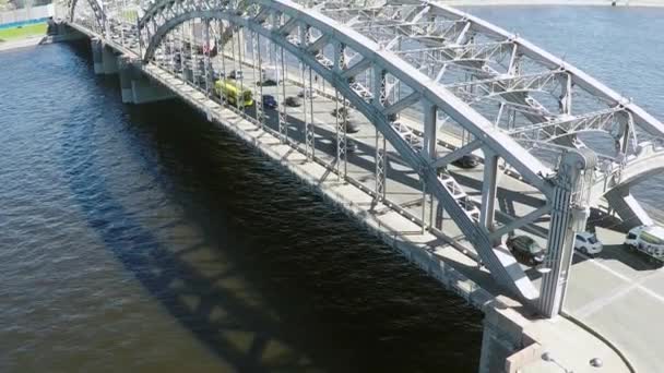 Quadrocopter σουτ γέφυρα με κίνηση και ποταμού στην καλοκαιρινή μέρα. Αργή κίνηση - Πλάνα, βίντεο