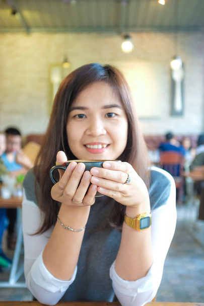 Belle fille asiatique mignonne dans le café d'art avec le café souriant
 - Photo, image