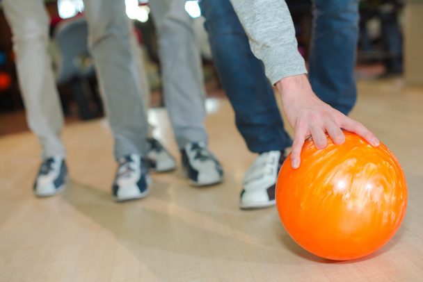 placing a bowling ball - Foto, imagen