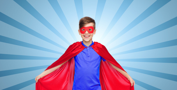 Junge in rotem Superhelden-Umhang und Maske - Foto, Bild