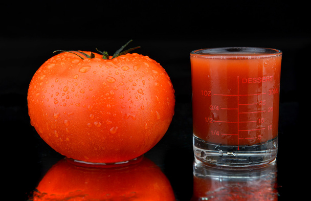 super tuore värikäs tomaatti
  - Valokuva, kuva