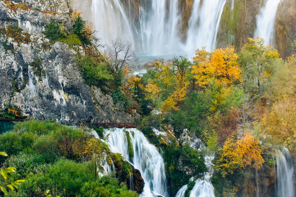 Водопады в лучах солнца с прудом в Плитвицком национальном парке, Хорватия
 - Фото, изображение