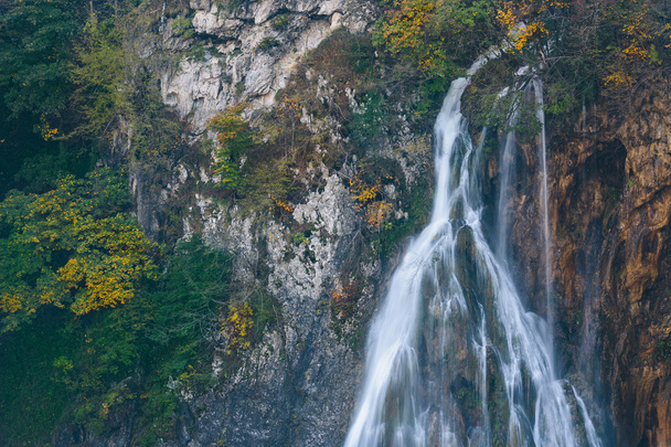 Детальный вид на красивые водопады в солнечном свете в Плитвицком национальном парке, Хорватия
 - Фото, изображение