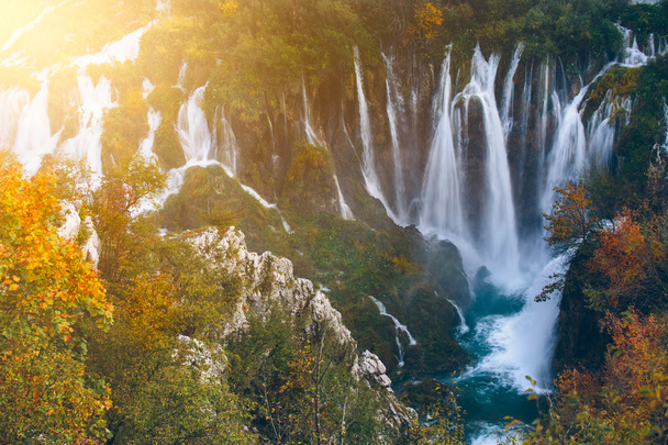 schöne Wasserfälle in der Sonne im Plitvicer Nationalpark, Kroatien - Foto, Bild