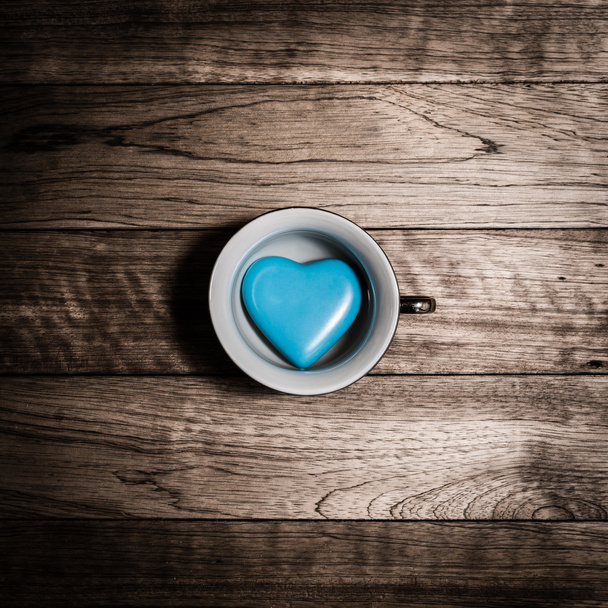 Cerâmica coração azul em xícara de café
 - Foto, Imagem