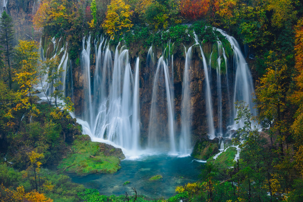 Zapierające dech w piersiach widok wielkiego wodospadu w parku narodowym Plitwickie, Chorwacja Unesco Światowego Dziedzictwa UNESCO - Zdjęcie, obraz