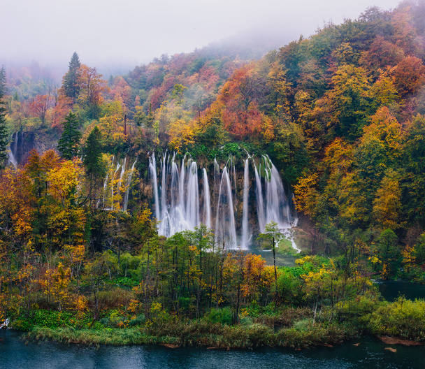 Adembenemend uitzicht op een grote waterval in Plitvice Nationaal Park, Kroatië Unesco werelderfgoed - Foto, afbeelding