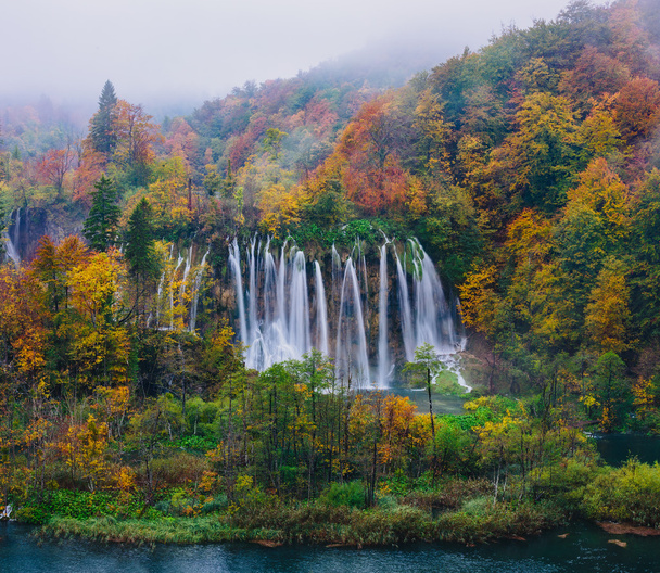 Plitvice Milli Parkı, Hırvatistan UNESCO Dünya Miras Listesi içinde büyük bir şelale nefes kesen manzarası - Fotoğraf, Görsel