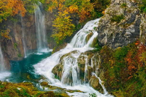 Részletes kilátás nyílik a gyönyörű vízesés, a napsütésben, a Plitvicei Nemzeti Park, Horvátország - Fotó, kép