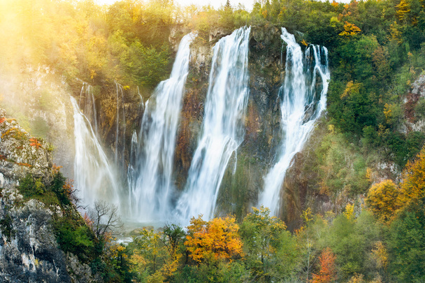 A napsütés, a Plitvicei Nemzeti Park, Horvátország-Unesco Világörökség gyönyörű vízesések - Fotó, kép