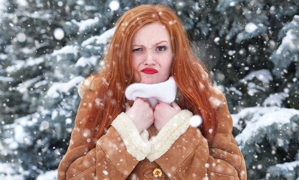 Mujer con muecas que tiene malestar clima, retrato al aire libre de invierno
 - Foto, imagen
