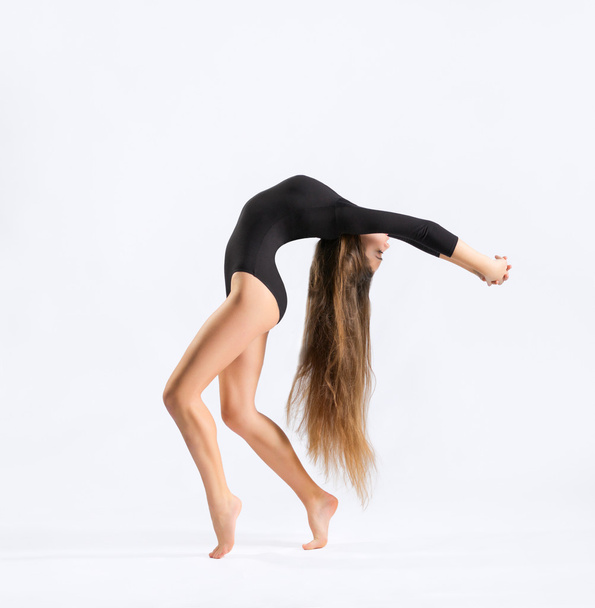 Young girl engaged gymnastic - Foto, afbeelding