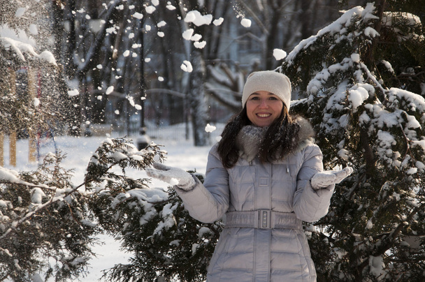 посмішка Дівчина кидає сніг
 - Фото, зображення
