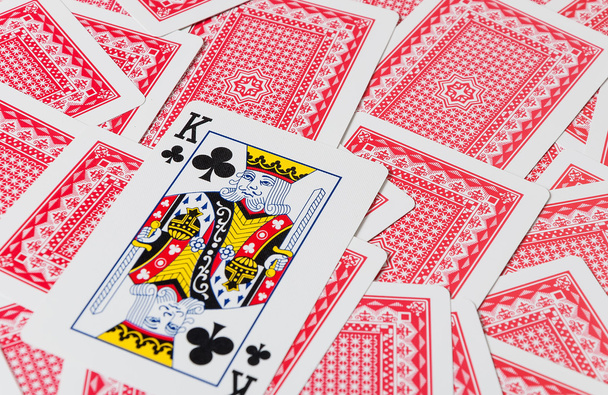 Jogar cartas na mesa de madeira, close-up
 - Foto, Imagem