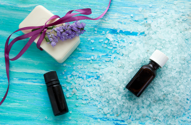 bouteilles de savon bio naturel huile essentielle et sel de mer sur une table en bois bleu, Spa
 - Photo, image