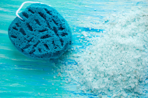 bain de sel de mer à base de plantes sur une table en bois bleu
 - Photo, image