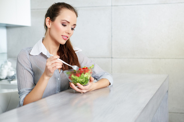 Красивая молодая женщина ест овощной салат .Диета concept.He
 - Фото, изображение