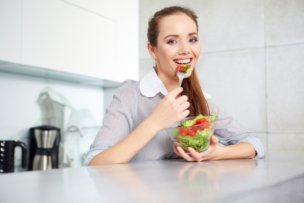 Όμορφη νεαρή γυναίκα τρώει σαλάτα λαχανικών. Δίαιτα έννοια. Αυτός - Φωτογραφία, εικόνα
