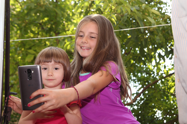dos chicas tomando selfie con teléfono - Foto, Imagen