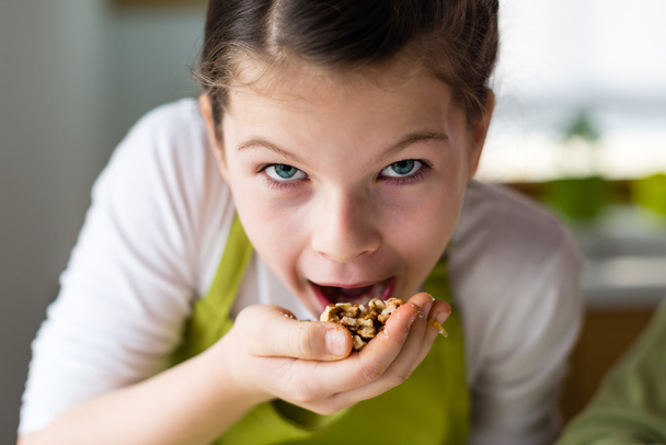 Смешная девушка ест грецкие орехи
 - Фото, изображение