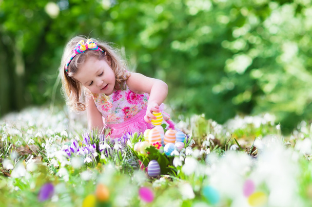 Bambina a caccia di uova di Pasqua
 - Foto, immagini