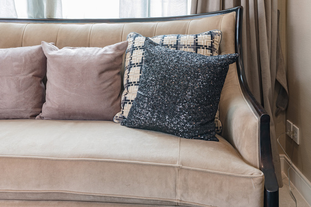 классический стиль дивана с подушками в роскошной гостиной
  - Фото, изображение