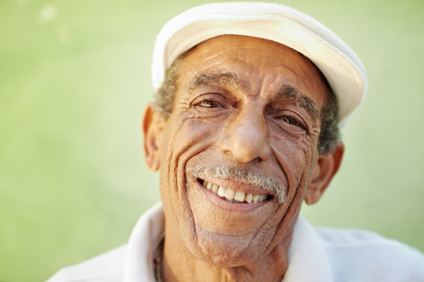 ηλικίας latino άνθρωπος που χαμογελά σε κάμερα - Φωτογραφία, εικόνα