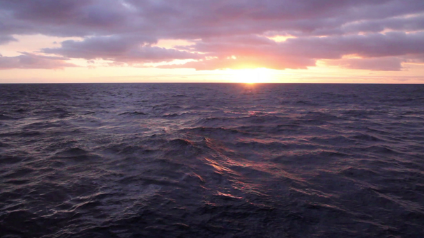 Закат в океане с волнами
 - Кадры, видео