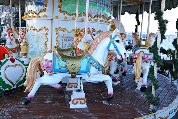 Carrusel rotonda festivamente decorado
 - Foto, imagen
