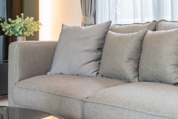 sofá moderno com almofadas na sala de estar
  - Foto, Imagem
