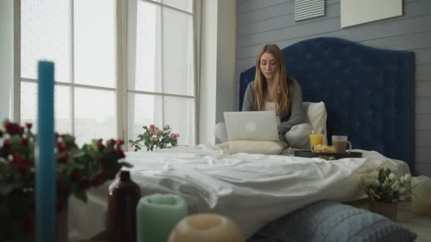 Πρωινό στο ξενοδοχείο, το κορίτσι που εργάζονται με φορητό υπολογιστή - Πλάνα, βίντεο