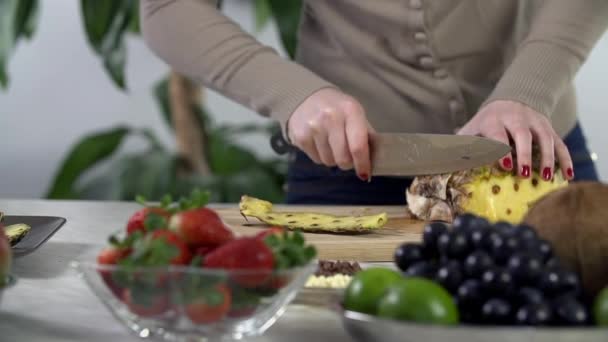 donna Peeling l'ananas
 - Filmati, video
