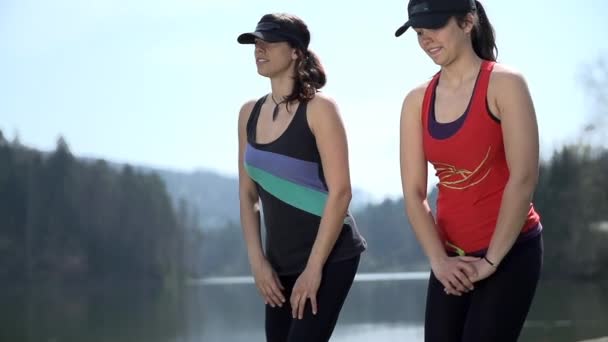ελκυστικές γυναίκες ζέσταμα και άσκηση - Πλάνα, βίντεο