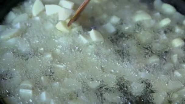 mescolando la patata che frigge in olio caldo
 - Filmati, video