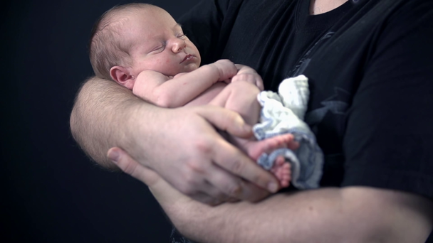 πατέρα, κρατώντας το μωρό - Πλάνα, βίντεο