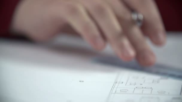 manos masculinas trabajando en un diseño
 - Metraje, vídeo
