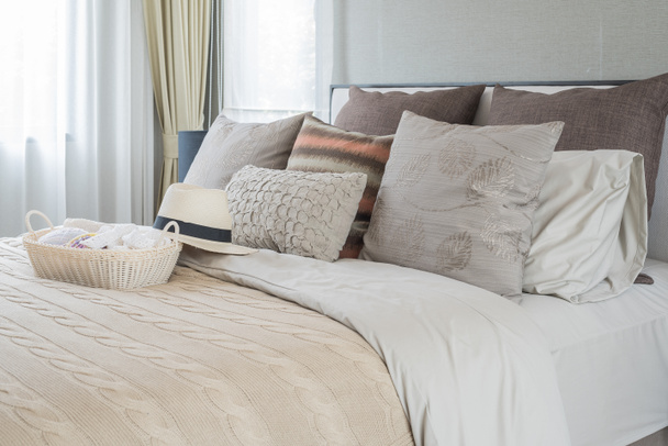 tığ işi şapka yatakta klasik yatak ile sepet - Fotoğraf, Görsel