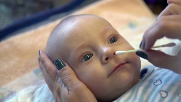 Säugling putzt sich ungern seine verstopfte Nase - Filmmaterial, Video