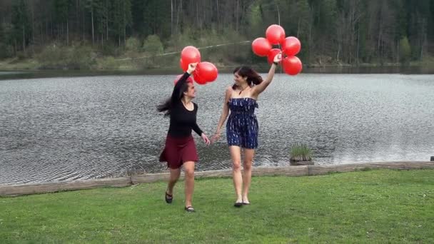 nők léggömbökkel fut - Felvétel, videó