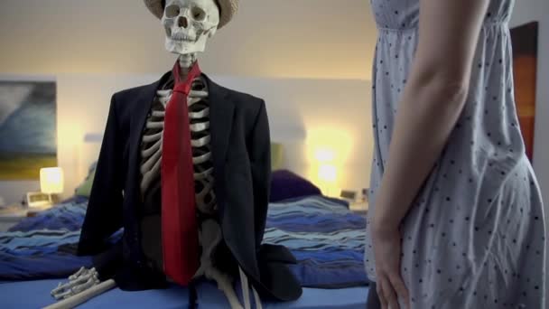 жінка сидить за скелетом
 - Кадри, відео