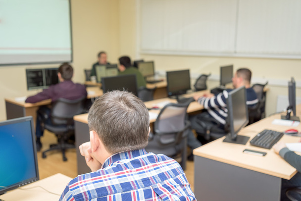 Estudiantes que trabajan en clase de informática en la universidad
 - Foto, imagen